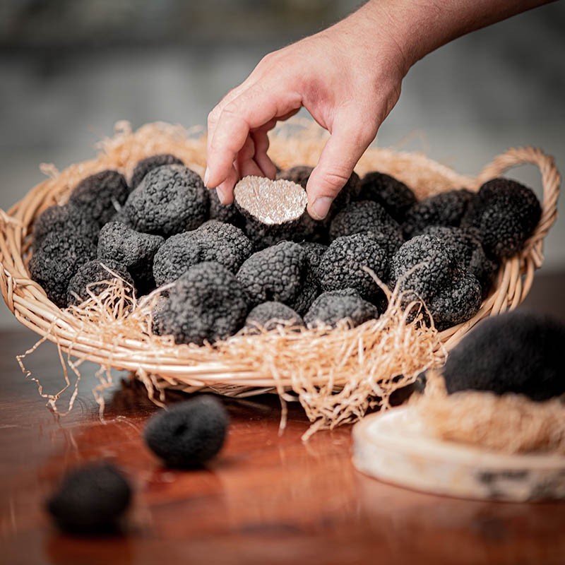 OLIO EXTRAVERGINE AL TARTUFO NERO